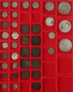 Danske skillingsmønter på Lindner bakke, bl.a. diverse 1, 2, 4 og 8 skillinger samt 4 mark  krone 1685, H 79 med flere, i alt 38 stk. i varierende kvalitet