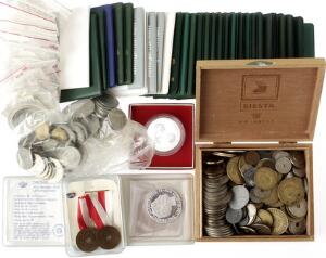 200 kr 1990 2, 1992 2, 1995 2, 1995 - 1000 års mønten 2, DKK 872,- i kurserende mønt, 2 stk. medailler i sølv samt diverse svenske mønter