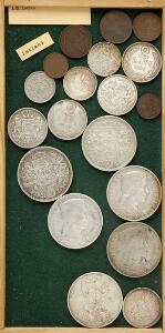 10 bakker med samling af mønter fra Bulgarien, Grækenland, Jugoslavien, Rusland, Tyrkiet, Ungarn med flere, i alt flere hundrede stk.