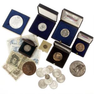 Lille lot medailler hvoraf flere med relation til livgarden, samt lidt danske og udenlandske mønter, bl.a. Danmark, erindringsmønter 1945 - 1968 7 stk. etc.
