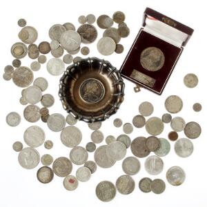Samling af sølvmønter fra bl.a. Canada, Danmark, England, Grækenland, Holland, Sverige, Tyskland, USA, med flere, i alt ca. 890 g i varierende finhed