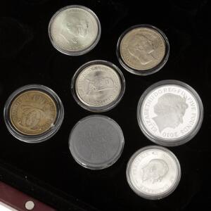 Samling mønter og medailler fra Mønthuset i to æsker, inkl. 7 forgyldte sølvmedailler England, 5 Pounds Churchill 2010. 20