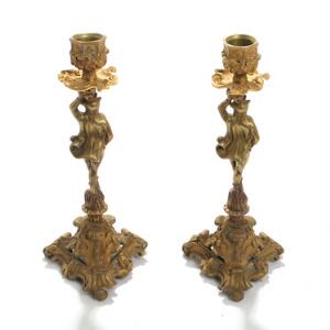 Et par lysestager af bronze, støbt med narre, ansigter og ornamentik. 19. årh. H. 27. 2
