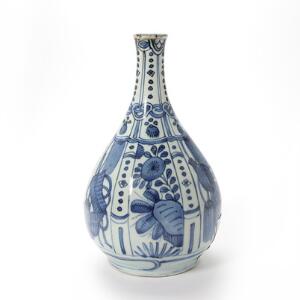 Wanli vase af porcelæn pæreformet, dekoreret i underglasur blå med kostelige ting. Kina 1573-1619.