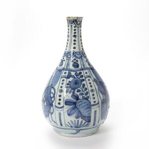 Wanli vase af porcelæn pæreformet, dekoreret i underglasur blå med kostelige ting. Kina 1573-1619.