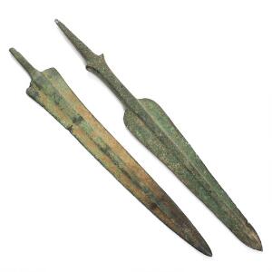 To persiske spydspidser af patineret bronze. Ældre bronzealderen. L. 35 og 38. 2