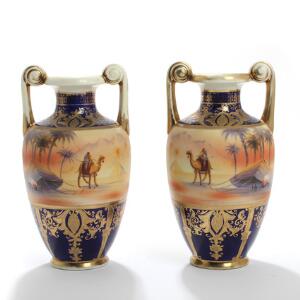 Et par japanske vaser af porcelæn, dekorerede i farver og guld med ørkenscener og ornamentik. Mrk. Noritaké. 20. årh. H. 25. 2
