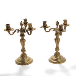 Et par nyrococo kandelabre af bronze, hver med tre lysarme, fodstykker graveret med våbenskjold. 19. årh. H. 33. 2