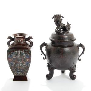 Orientalsk cloisonné vase og røgelseskar af patineret bronze rigt dekoreret med ornamentik og bladværk. 19.-20. årh. H. 25 og 37. 2