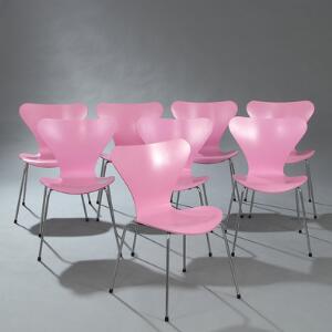 Arne Jacobsen Syveren. Et sæt på otte sidestole opsat på stel af stål. Skalsæde og -ryg af pinklakeret formbøjet, lamineret træ. 8
