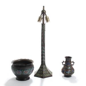 Orientalsk cloisonné lampe, vase og krukke af patineret bronze, rigt dekoreret med ornamentik og blomster. 19.-20. årh. H. inkl. montering 18-73. 3