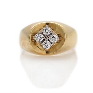 Diamantring af 18 kt. guld prydet med fire brillantslebne diamanter. Str. 49.