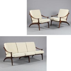 A. Hovmand-Olsen Tre-personers sofa og to lænestole, stel af massivt lakeret teaktræ, løse hynder med lyst uld. Sofa L. 170. 3