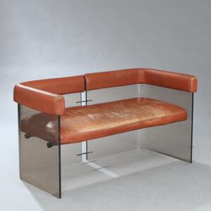 Italiensk design Fritstående to-pers. sofa med svungent stel af røgfarvet plexiglas. Sæde, ryg samt armlæn betrukket med patineret brunt farvet skind.