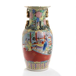 Kinesisk gulvvase af porcelæn, dekoreret i farver og guld med figurscenerier og blomster. 20. årh. H. 63.