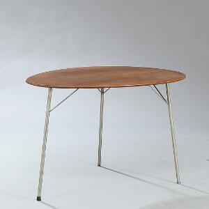 Arne Jacobsen Æggebord. Spisebord opsat på tre let skråtstillede ben af af stål. Æggeformet top af patineret teak. Model 3603. H. 70. L. 115. B. 85.