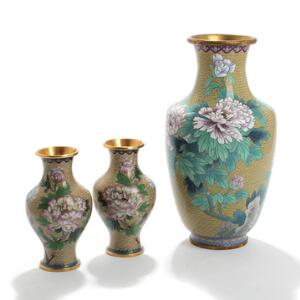 Cloisonné vase samt et par vaser, dekorerede i farver og guld med blomster og sommerfugle. 20. årh.s begyndelse. H. 39 og 21. 3