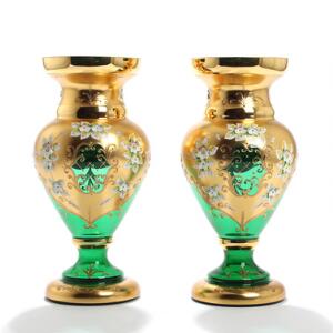 Et par bøhmiske vaser af delvist forgyldt grønt glas, dekoreret i farver med blomsterrelief. 20. årh. H. 30,5. 2