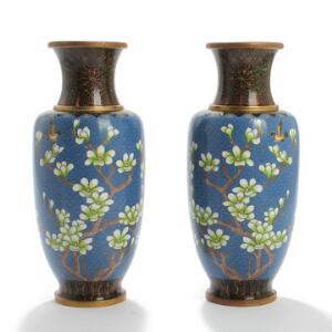 Et par cloisonné vaser dekorerede i farver med blomstrende grene og ornamentik. 20. årh.s begyndelse. H. 31. 2