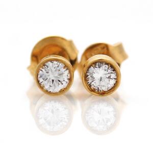Et par diamantørestikker af 18 kt. guld hver prydet med brillantslebet diamant på ca. 0.20 ct., i alt ca. 0.40 ct. Farve Wesselton H. Klarhed VS-SI1. 2