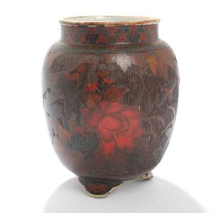 Orientalsk vase af porcelæn og cloisonné, prydet med blomster, sommerfugle og fugl. 19. årh. H. 22.