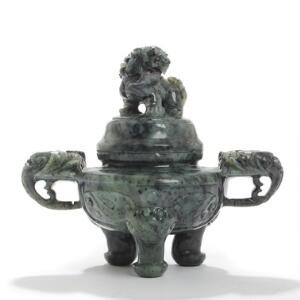 Orientalsk røgelseskar af rigt udskåret jade, lågknop i form af fo-hund. 20. årh. H. 15.