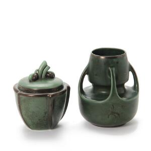 Arabia, Finland Lågkrukke samt vase af grønglaseret lertøj, delvis dekorerede med metalliske glasurer. 2