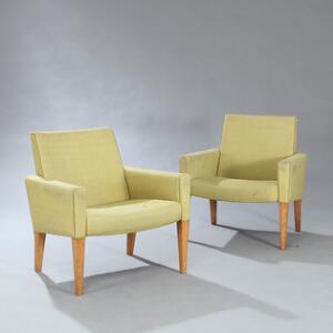 Hans J. Wegner AP 31. Et par lænestole opsat på tilspidsende ben af eg. Sider, sæde og ryg betrukket med grøn uld. Udført hos A.P. Stolen. 2
