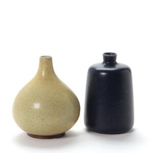 Saxbo To vaser af stentøj. Dekoreret med hhv. lys gul glasur og blå glasur. Begge stemplet Saxbo Danmak. H. hhv. 12,5 og 13. 2