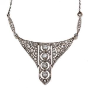 Diamantvedhæng af platin prydet med enkelt- og brilliantslebne diamanter med ældre slibning. L. ca. 42 og 3 cm.