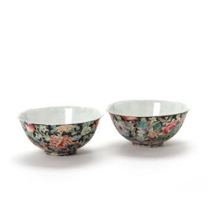 Et par kinesiske skåle af porcelæn dekorerede i farver med blomster med sort baggrund. Kina 20. årh. Diam. 13 cm. H. 5,5 cm. 2