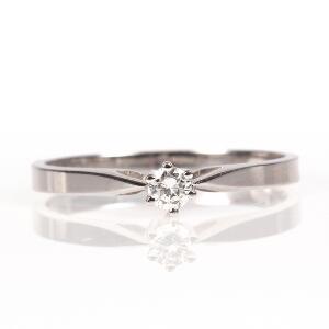 Diamant solitairering af 14 kt. hvidguld prydet med brillantslebet diamant på ca. 0.10 ct. Farve Wesselton H. Klarhed VS. Str. 53,5.