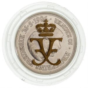 10 kr 1986, Sieg 17, kronprinsens 18 års fødselsdag - dette eksemplar er i plastkasette med monogram, og givet som kuvertgave ved den officielle festmiddag