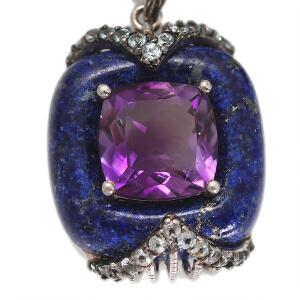 Lapis lazuli- og ametystvedhæng af sterling sølv prydet med cabochonslebet lapis lazuli, facetslebet ametyst og brillantslebne diamanter. L. ca. 2 cm.