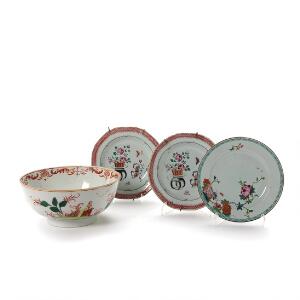 Engelsk skål af porcelæn, dekoreret i farver i kinesisk stil med havescene samt tre små kinesiske tallerkener af porcelæn. 18.-19. årh. Diam. 16-19,5 cm. 4