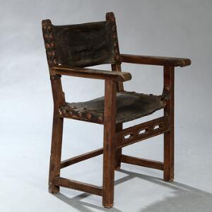 Spansk armstol af nøddetræ, såkaldt Frailero, med sæde og ryg af læder. 18. årh.