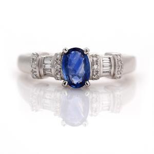 Safir- og diamantring af 14 kt. hvidguld prydet med facetslebet safir flankeret af baguette- og brillantslebne diamanter. Str. 55.