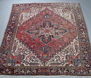 HerizGorivan tæppe, nordvest Persien. Klassisk geometrisk medaljon design. 20. årh.s slutning. 320 x 243.