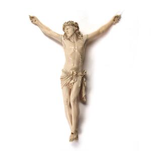 Figur af elfenben i form af lidende Kristus. 19. årh. L. 20 cm.
