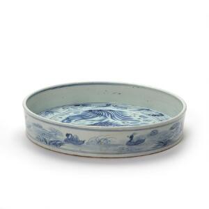 Vietnamesisk rundt fad af porcelæn, dekoreret i blå med fisk og havplanter. 20. årh. Diam. 38,5 cm.