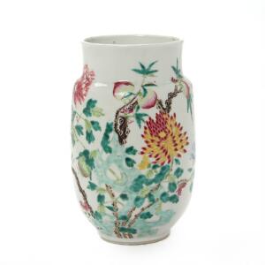 Vase af porcelæn, dekoreret i farver med klippe, grenværk, pæoner og ferskner. Kina, 19. årh. H. 22 cm.