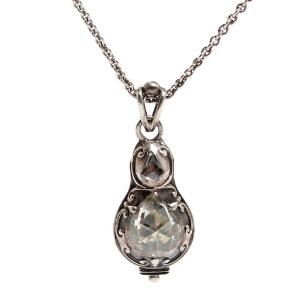 Diamanthalskæde af sølv, prydet med to dråbeformede facetslebne diamanter største 7 x 6 mm. Vedhæng L. 2. Kæde L. 37. Ca. 1900.