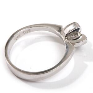 Diamant solitairering af 14 kt. hvidguld, prydet med brillantsleben diamant på ca. 0,11 ct. Vægt 4,1 gr. Str. 57.