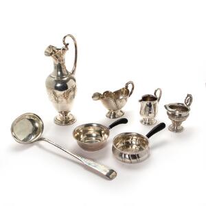En samling diverse sølv, bestående af vinkande, saucekande, to flødekander, to kasseroller samt kalotske. 19.-20. årh. Vægt 1381 gr. 7