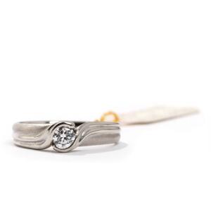 Diamant solitairering af 14 kt. hvidguld, prydet med brillantsleben diamant på 0,27 ct. Vægt 4,8 gr. Str. 54.