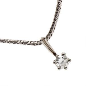 Diamanthalskæde af 14 kt. hvidguld, vedhæng prydet med brillantsleben diamant på ca. 0,23 ct. Vedhæng L. 1,2. Kæde L. 41.