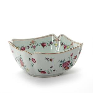 Firesidet skål af porcelæn dekoreret i farver med blomster. Qianlong 1736-1795. H. 12 cm. L. 26 cm.