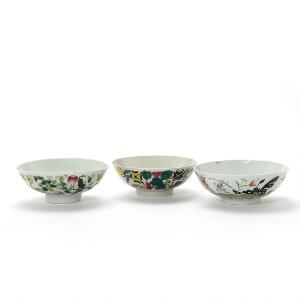 Tre skåle af porcelæn, dekorerede i farver med ferskner, blomster og sommerfugle. Kina, 19. årh. Diam. 18-19 cm. 3