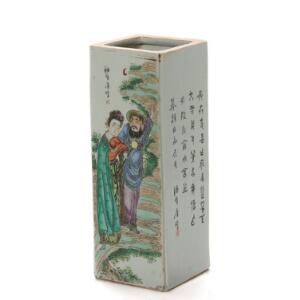 Firkantet vase af porcelæn, dekoreret i farver med kostelige ting, to personer og skrifttegn. Kina, 19. årh. H. 28,5 cm.