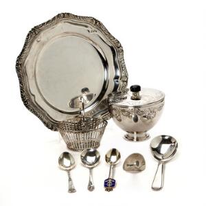 Samling diverse sølv bestående af tallerken, diverse skeer, bonbonniere mm. 20. årh. Vægt 1235 gr. 8